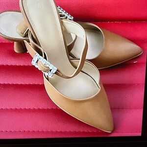 Source Unknown Tan Elegant Heels with Pointed Toe. 3”Heels